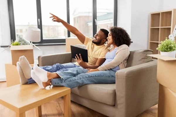 Feliz pareja con la computadora de la tableta PC en el nuevo hogar — Foto de Stock