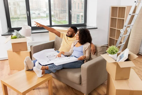 Paar mit Boxen und Bauplan zieht in neues Zuhause — Stockfoto