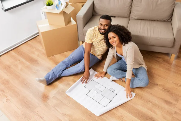 Paar mit Boxen und Bauplan zieht in neues Zuhause — Stockfoto