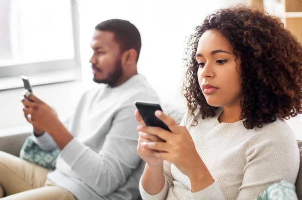 Afrikanisch-amerikanisches Paar mit Smartphone zu Hause — Stockfoto