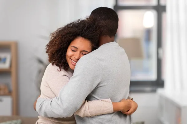 Щаслива афро-американська пара обіймає вдома — стокове фото