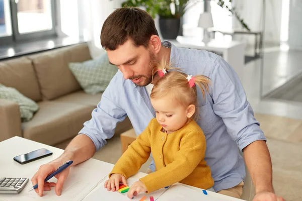 Working father with baby daughter at home office — Stock Photo, Image