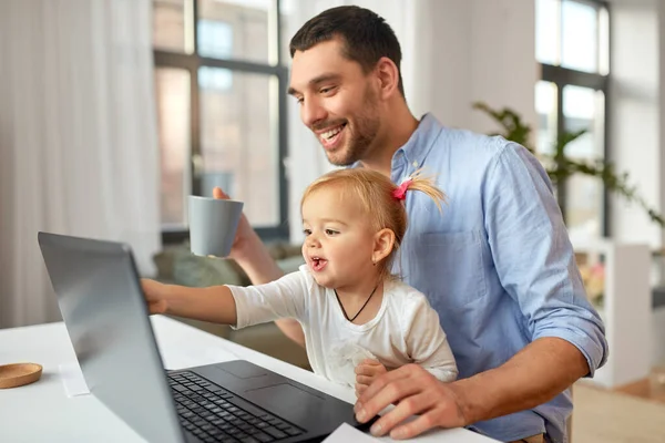 Berufstätiger Vater mit kleiner Tochter im Home Office — Stockfoto