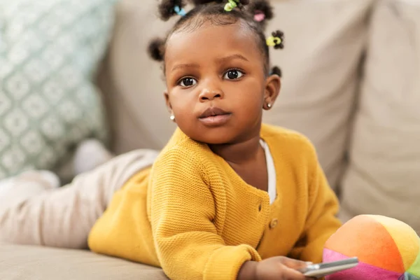 집에 스마트폰을 가지고 있는 아프리카 계 미국인 아기 — 스톡 사진