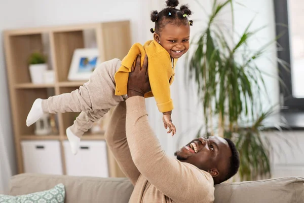Lycklig afrikansk amerikansk far med bebis hemma — Stockfoto