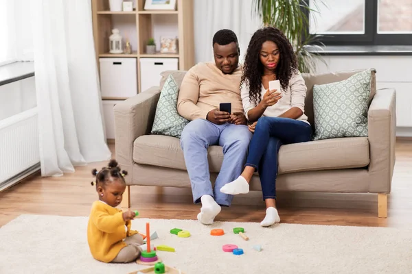 Afrikaans baby meisje spelen met speelgoed blokken thuis — Stockfoto