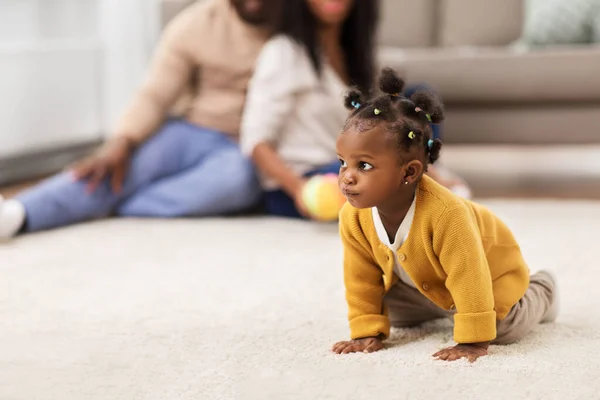 Afrikaans amerikaanse baby kruipen op de vloer thuis — Stockfoto