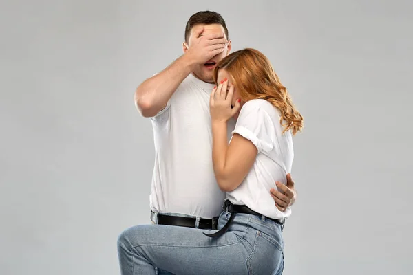 Casal assustado em camisetas brancas — Fotografia de Stock