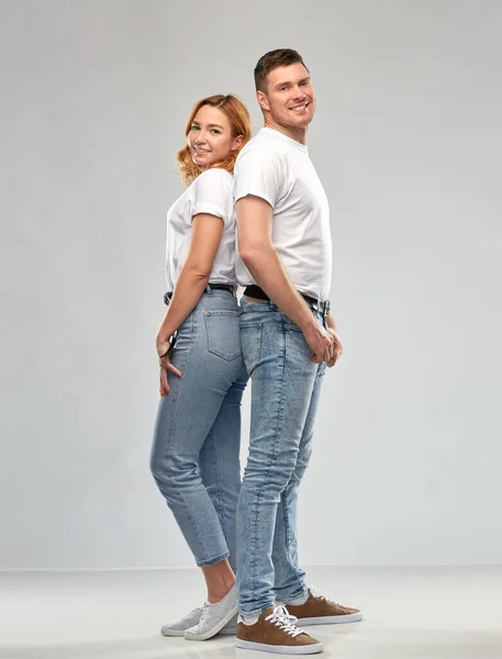 Retrato de casal feliz em camisetas brancas — Fotografia de Stock