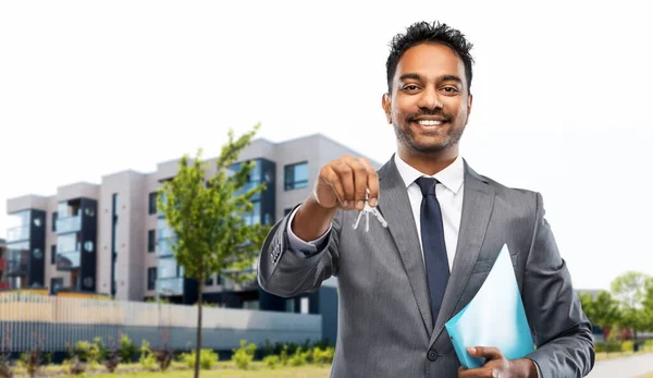 Indiaanse man makelaar met home keys op stad straat — Stockfoto