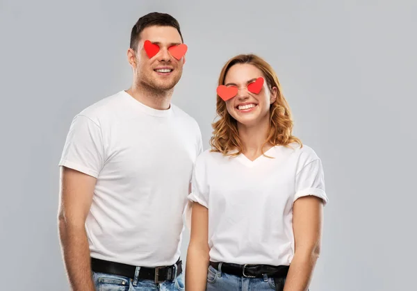 Feliz pareja con corazones rojos en lugar de ojos — Foto de Stock