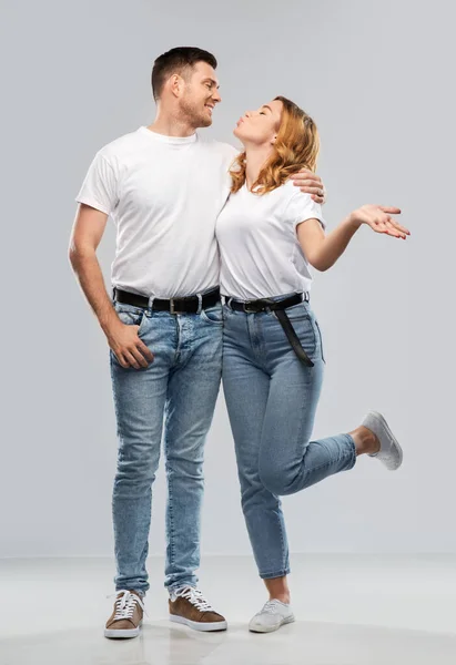 Пара в белых футболках, готовая к поцелую — стоковое фото