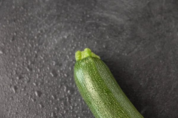 Zucchine su sfondo pietra ardesia — Foto Stock