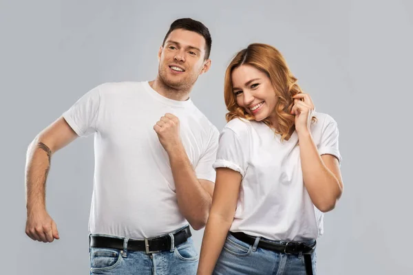 Portrét šťastného páru v bílých tričkách tanec — Stock fotografie