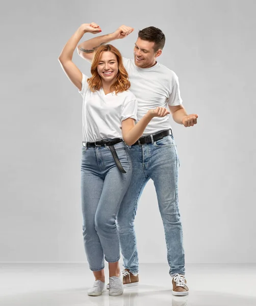 Portrait de couple heureux en t-shirts blancs dansant — Photo