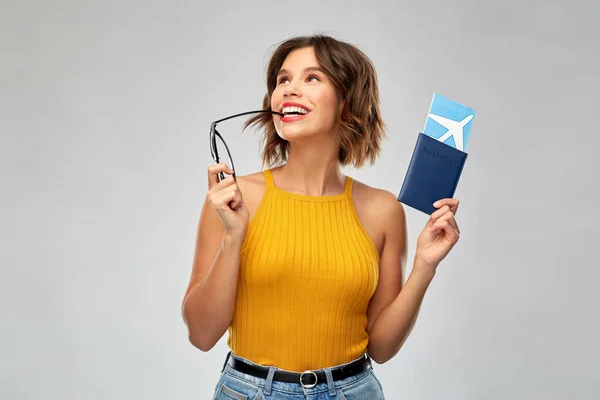 Heureuse jeune femme avec billet d'avion et passeport — Photo