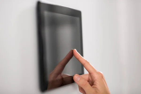 Mano usando tableta en el hogar inteligente — Foto de Stock