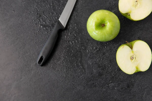 Pommes vertes et couteau de cuisine sur fond d'ardoise — Photo