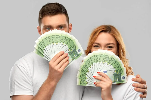 Boldog pár fehér pólóban europénzzel — Stock Fotó