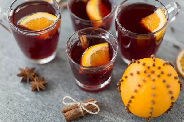 Bicchieri di vin brulè con arancia e cannella — Foto Stock