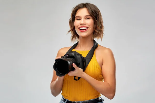 幸せな女性写真家とデジタルカメラ — ストック写真