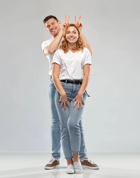 Glückliches Paar in weißen T-Shirts — Stockfoto