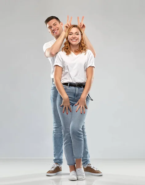 Gelukkig paar in witte t-shirts — Stockfoto