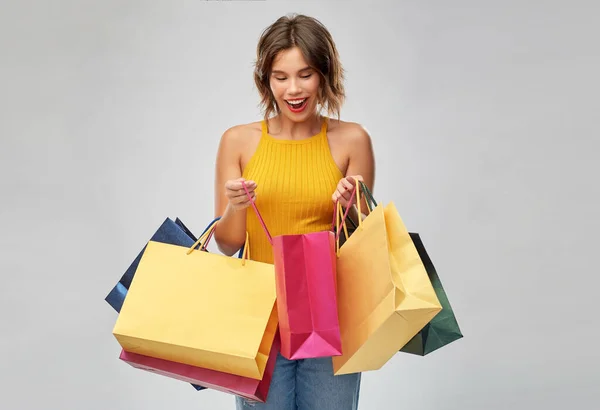 Heureuse jeune femme souriante avec des sacs à provisions — Photo