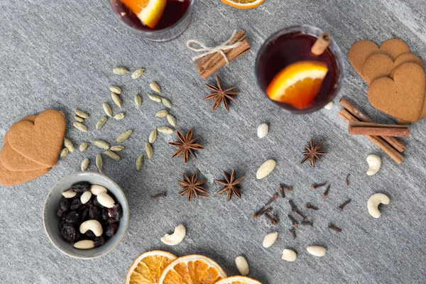 Vinho quente, fatias de laranja, passas e especiarias — Fotografia de Stock