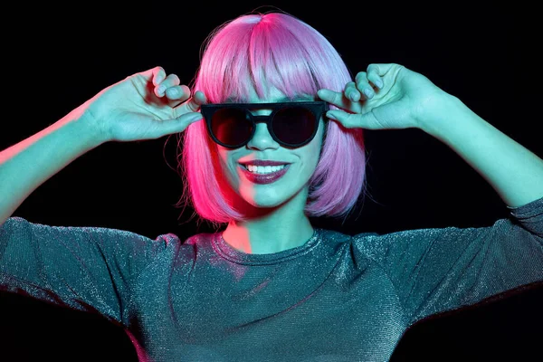 Mujer feliz en peluca rosa y gafas de sol negras — Foto de Stock