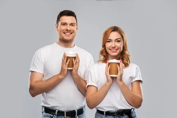 Porträtt av glada par med hämtmat kaffekoppar — Stockfoto