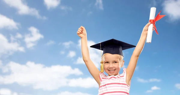 Havan tahtasındaki diplomalı mutlu küçük kız. — Stok fotoğraf