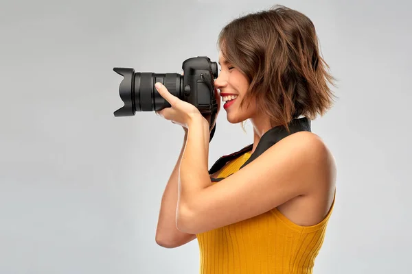 Gelukkig vrouw fotograaf met digitale camera — Stockfoto