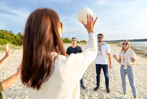 Vrienden volleybal spelen op het strand in de zomer — Stockfoto