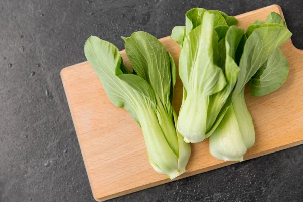 Bok choy Chinakohl auf Holzschneidebrett — Stockfoto