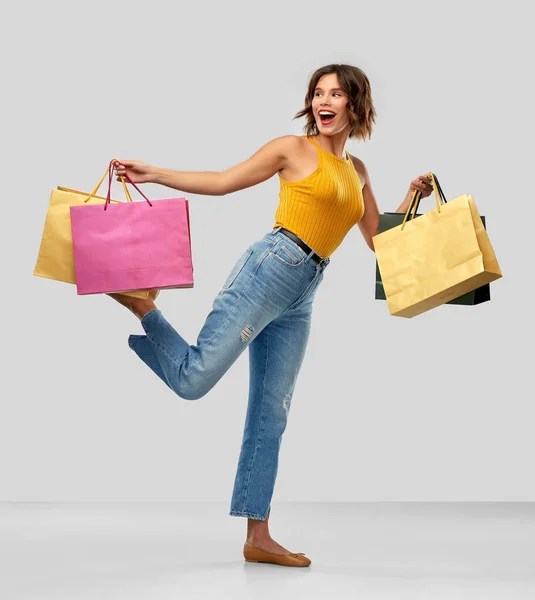 Felice sorridente giovane donna con le borse della spesa — Foto Stock