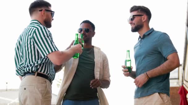 Glückliche männliche Freunde, die Bier auf einer Dachparty trinken — Stockvideo