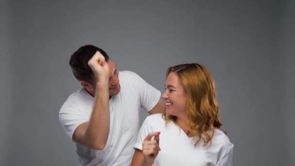 Ευτυχισμένο ζευγάρι χορεύει πάνω από γκρι φόντο — Αρχείο Βίντεο