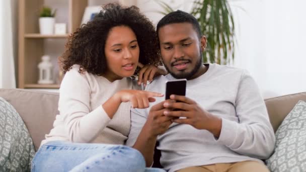 Pareja afroamericana con smartphone en casa — Vídeos de Stock