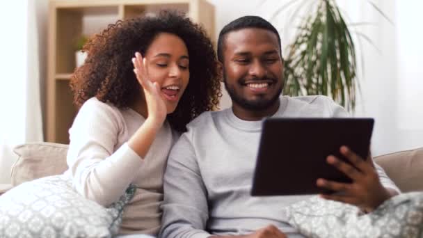 Casal ter chamada de vídeo no tablet pc em casa — Vídeo de Stock