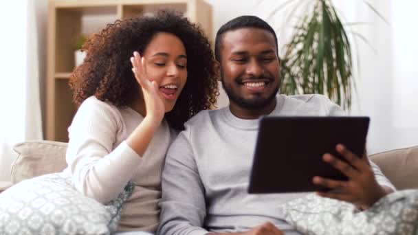 Pareja que tiene videollamada en la tableta PC en casa — Vídeo de stock