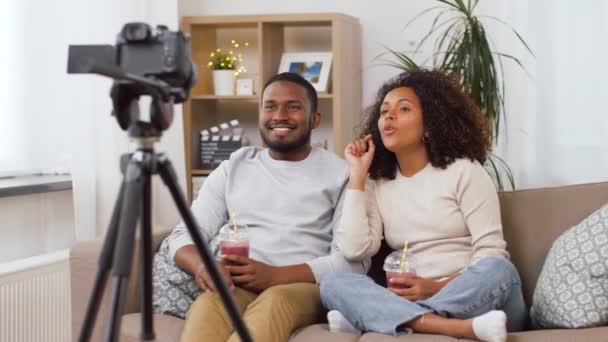 Pareja de video bloggers con cámara en casa — Vídeo de stock