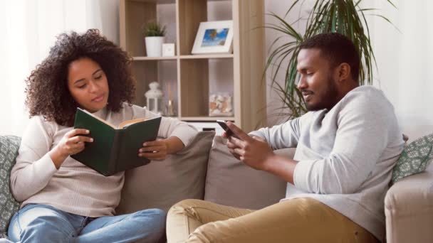 Couple heureux avec smartphone et réserver à la maison — Video