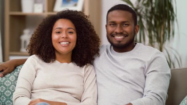 Feliz africano americano pareja besos en casa — Vídeos de Stock