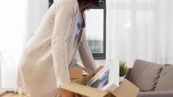 Feliz pareja con cajas mudándose a un nuevo hogar — Vídeo de stock