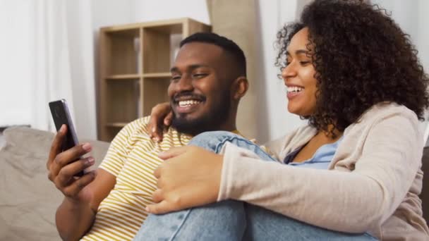 Couple heureux avec smartphone déménageant dans une nouvelle maison — Video