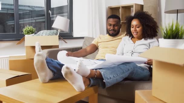 Casal com caixas e plano de mudança para nova casa — Vídeo de Stock