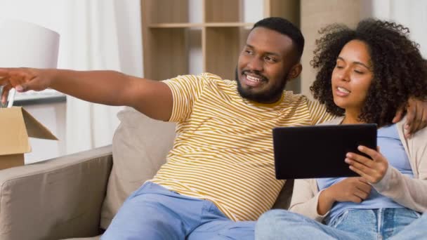 Glückliches Paar mit Tablet-PC im neuen Zuhause — Stockvideo