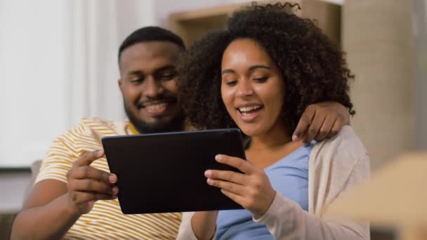 African american couple with tablet pc at home — Stock Video