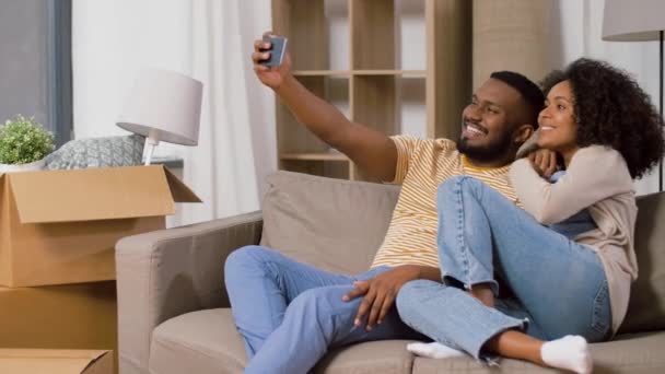 Casal feliz se mudar para casa nova e tirar selfie — Vídeo de Stock